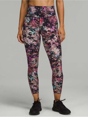 Lululemon Base Pace High-Rise Tight 25"
Stencil Blossom Red Multi 6